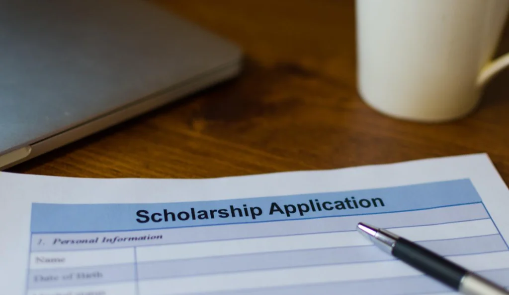 Left-Handed Scholarships: Best 25 Scholarships For Left Handed