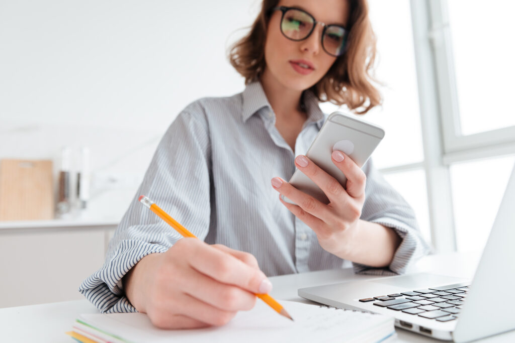 How To Use Your Phone To Search and Apply for Jobs? Use the Potential of Social Networks